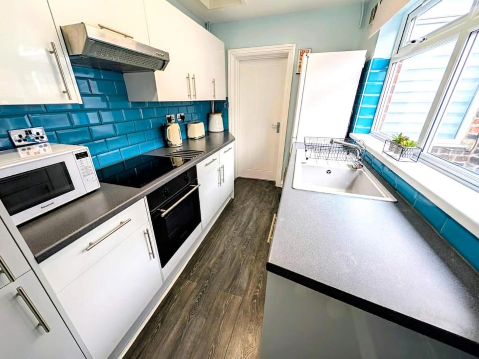 Modern 4 Bedroom House with 2 Toilets Apartment in Stoke-on-Trent