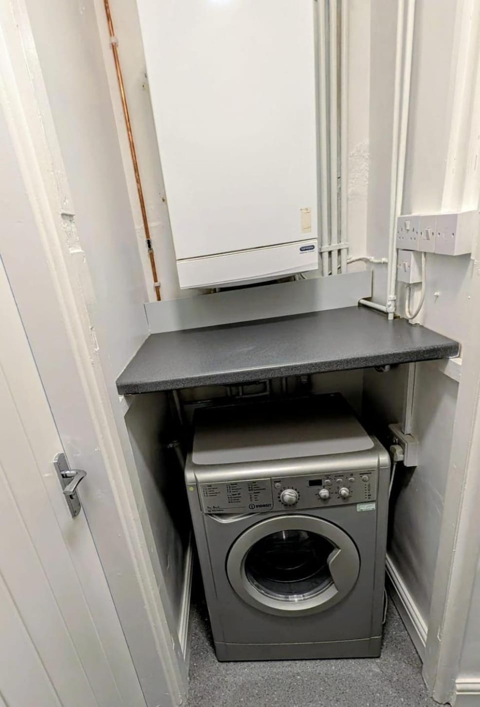 Modern 4 Bedroom House with 2 Toilets Apartment in Stoke-on-Trent