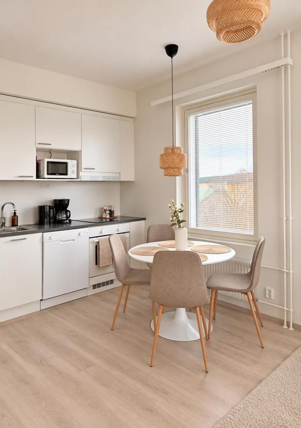 Kitchen or kitchenette, Dining area, stove
