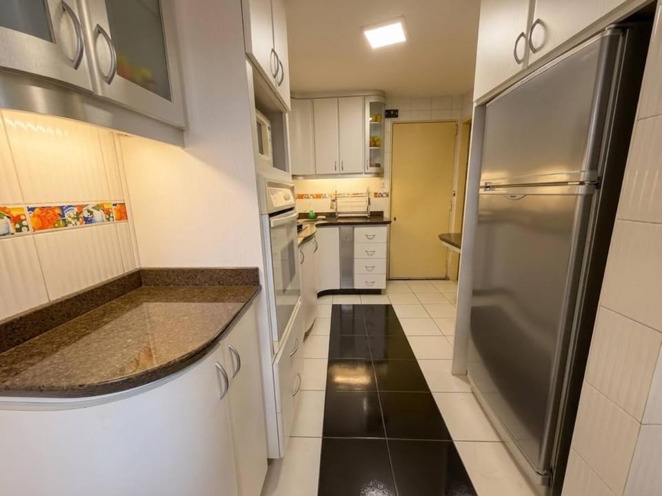 Spacious in Los Palos Grandes, Parking, AC Apartment in Caracas