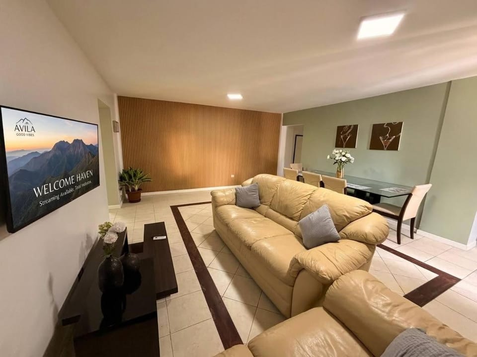 Spacious in Los Palos Grandes, Parking, AC Apartment in Caracas