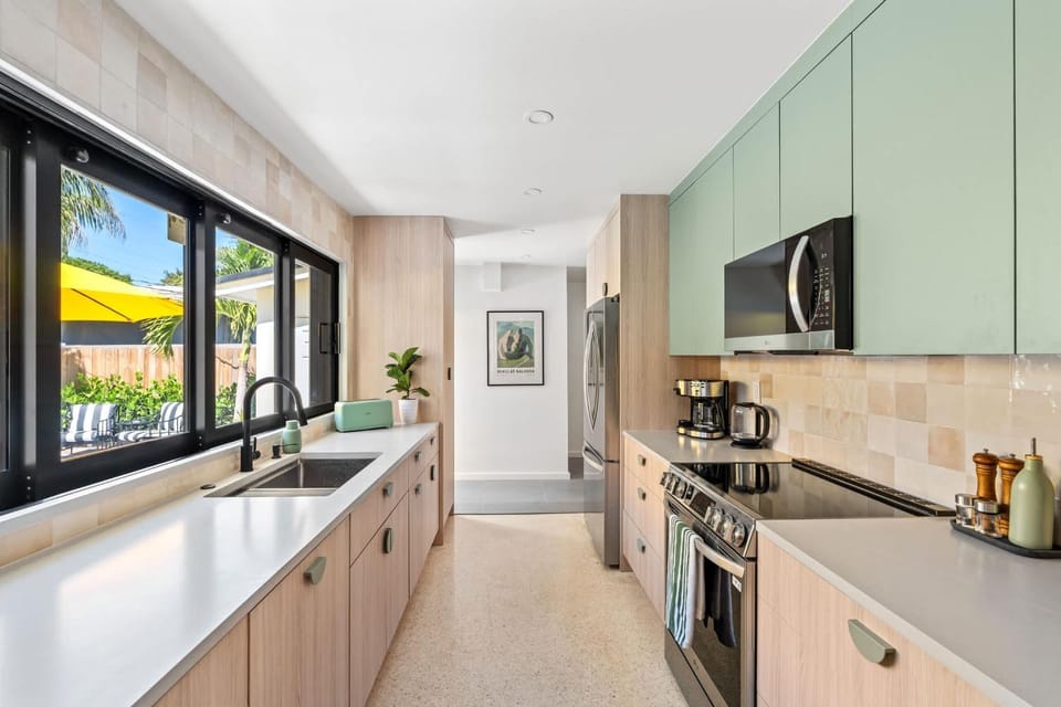 Wilton Manors 4BR Sleeps 10 Big Pool and Hot Tub House in Wilton Manors