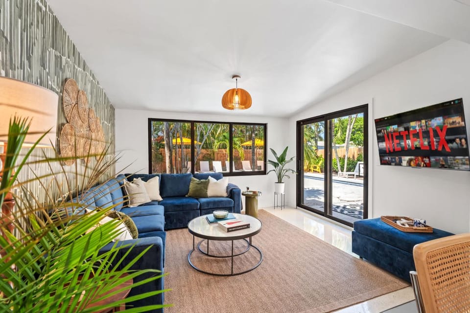 Wilton Manors 4BR Sleeps 10 Big Pool and Hot Tub House in Wilton Manors