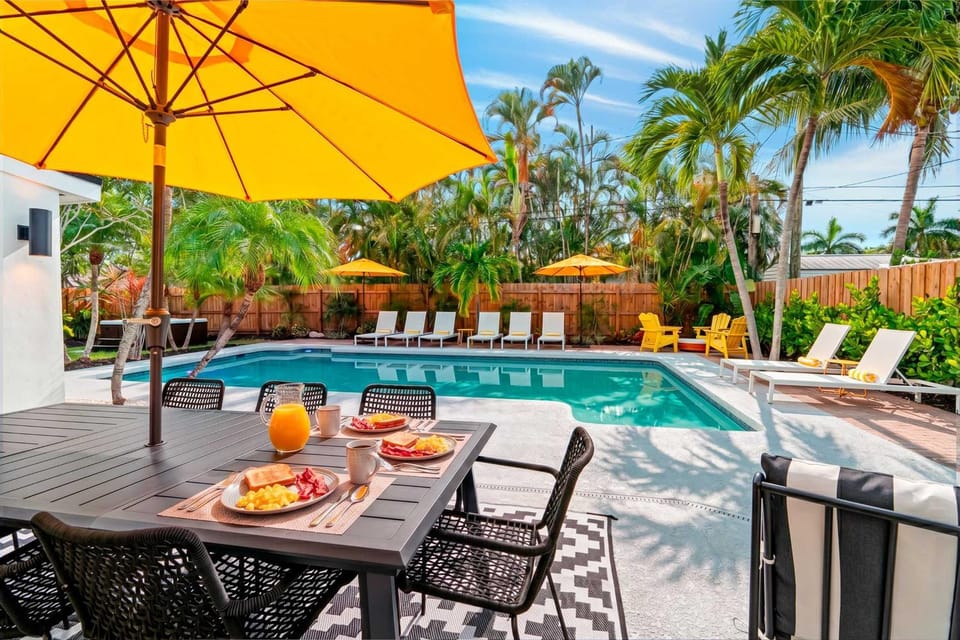 Wilton Manors 4BR Sleeps 10 Big Pool and Hot Tub House in Wilton Manors