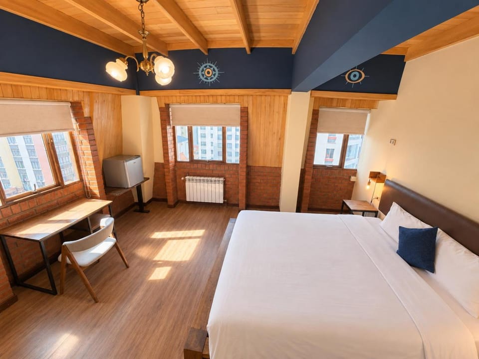 Bed, TV and multimedia, Photo of the whole room, Bedroom