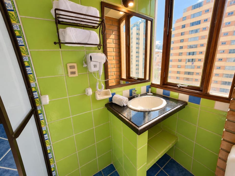 Bathroom, internet, towels