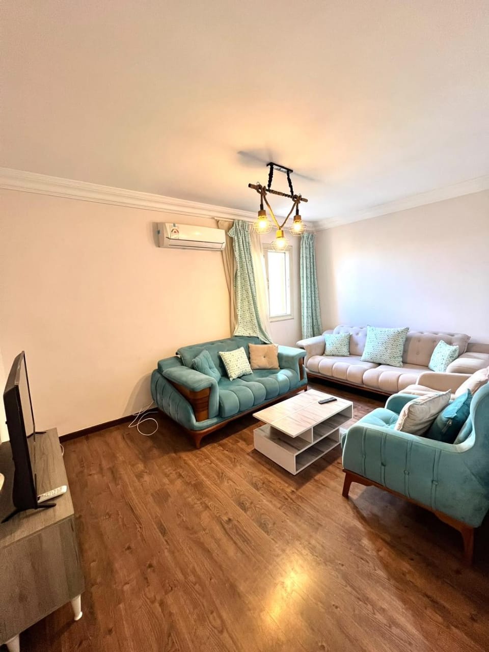 Communal lounge/ TV room, TV and multimedia, Living room, Seating area, air conditioner