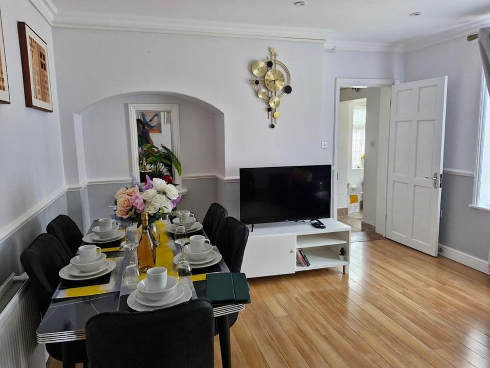 Spacious 4BR London Home Garden BBQ Sleeps 8 House in Barking