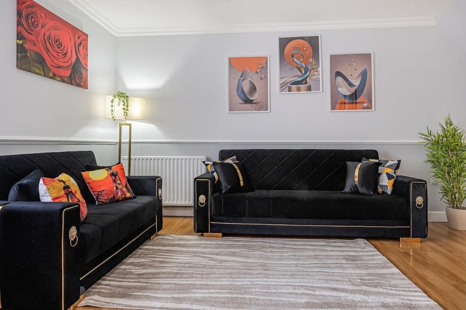 Spacious 4BR London Home Garden BBQ Sleeps 8 House in Barking