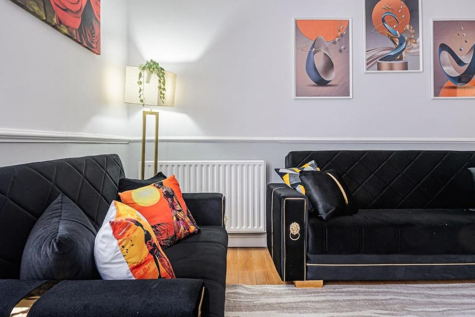 Spacious 4BR London Home Garden BBQ Sleeps 8 House in Barking