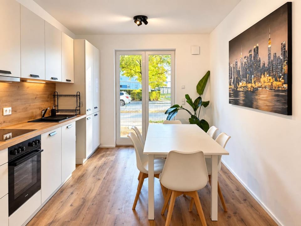 Kitchen or kitchenette, Dining area, oven, stove