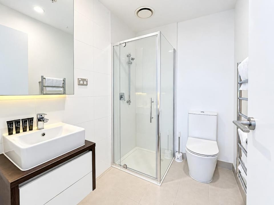 Waterfront 2BR 2BA Retreat w Pool, Gym & Sauna P022 Apartment in Auckland