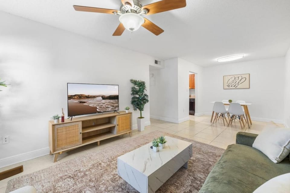 South Tampa Stay Near Bayshore Park Pool and Gym Apartment in Tampa
