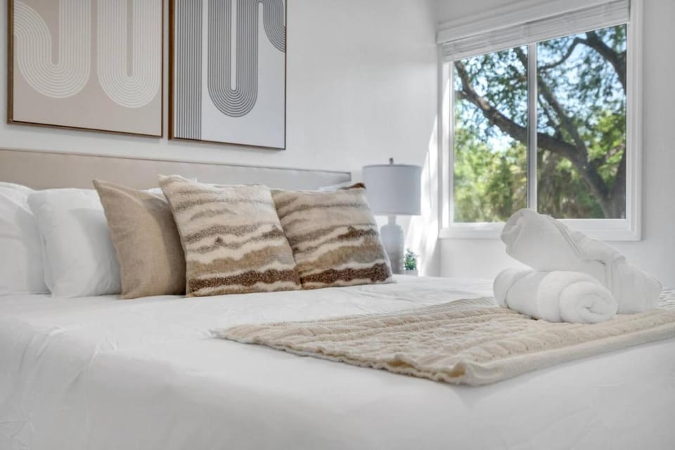 South Tampa Stay Near Bayshore Park Pool and Gym Apartment in Tampa
