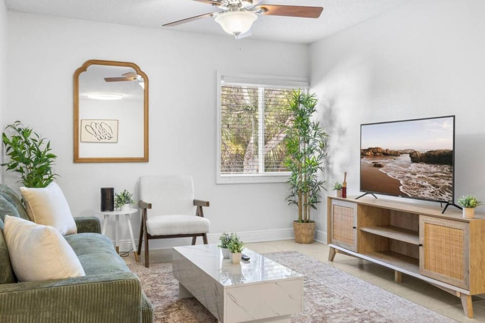 South Tampa Stay Near Bayshore Park Pool and Gym Apartment in Tampa