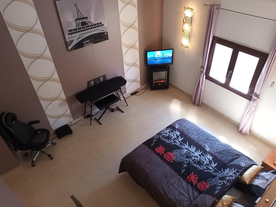 Bed, Massage, TV and multimedia, Photo of the whole room, Bedroom, fireplace