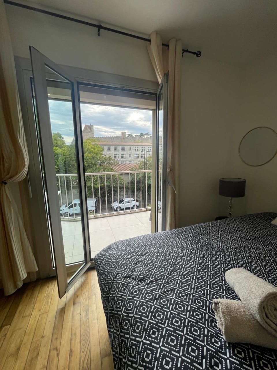 Chambre avec terrasse privée vue sur la Cité Médiévale Vacation rental in Carcassonne