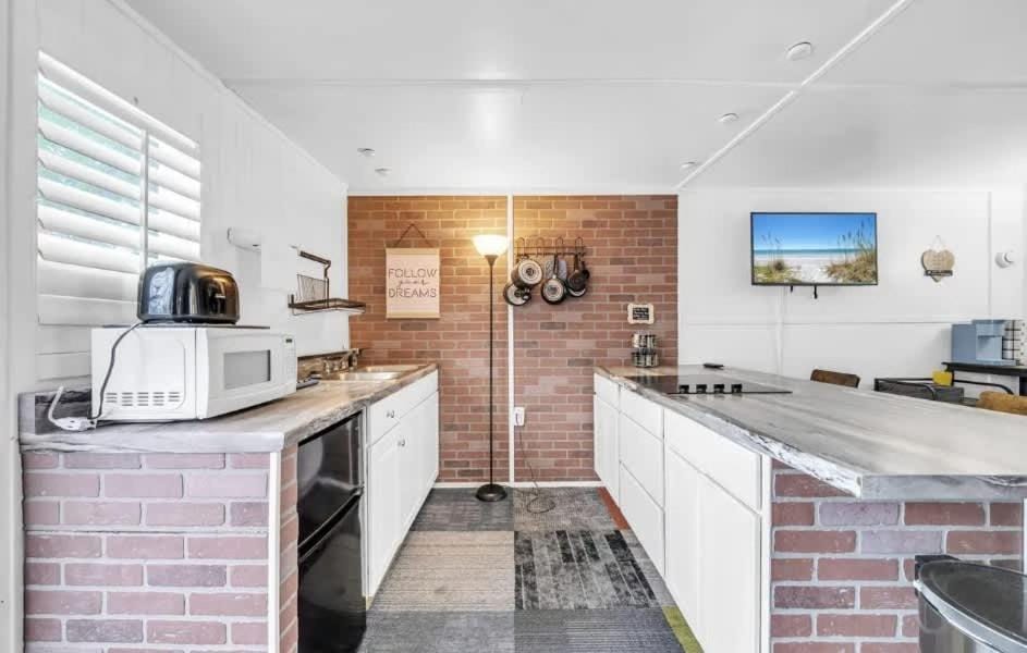 Studio 1-Magooby's Jungle Hut Apartment in Fort Walton Beach