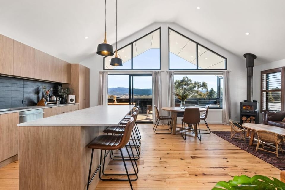 Kitchen or kitchenette, Seating area, Dining area