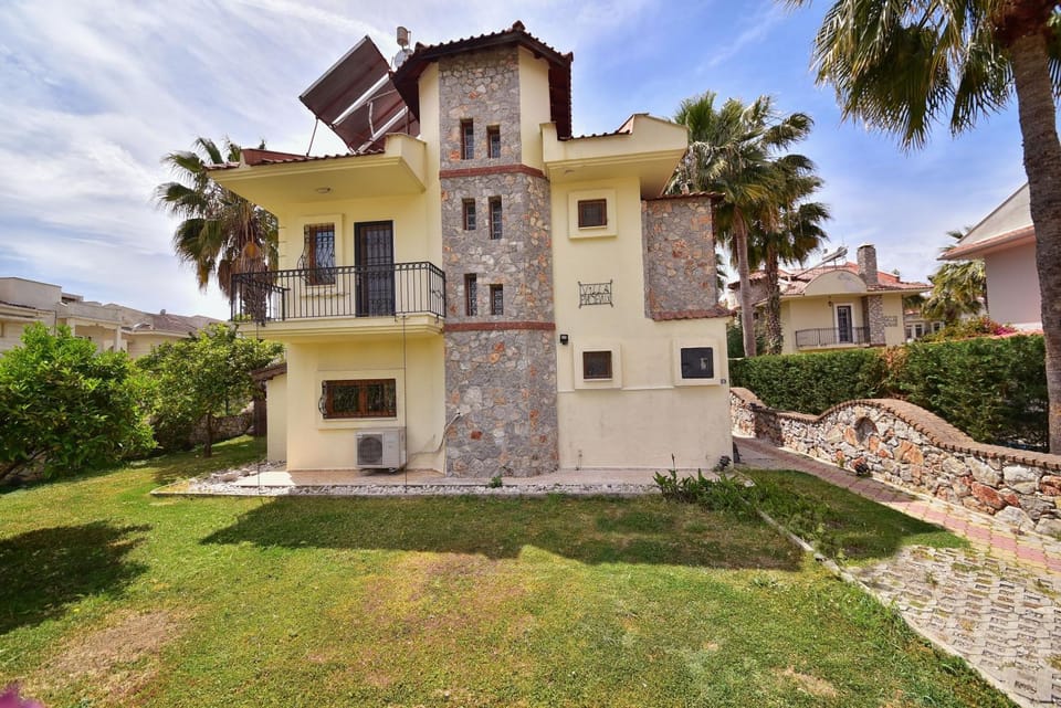 Property building, Day, Garden, Garden