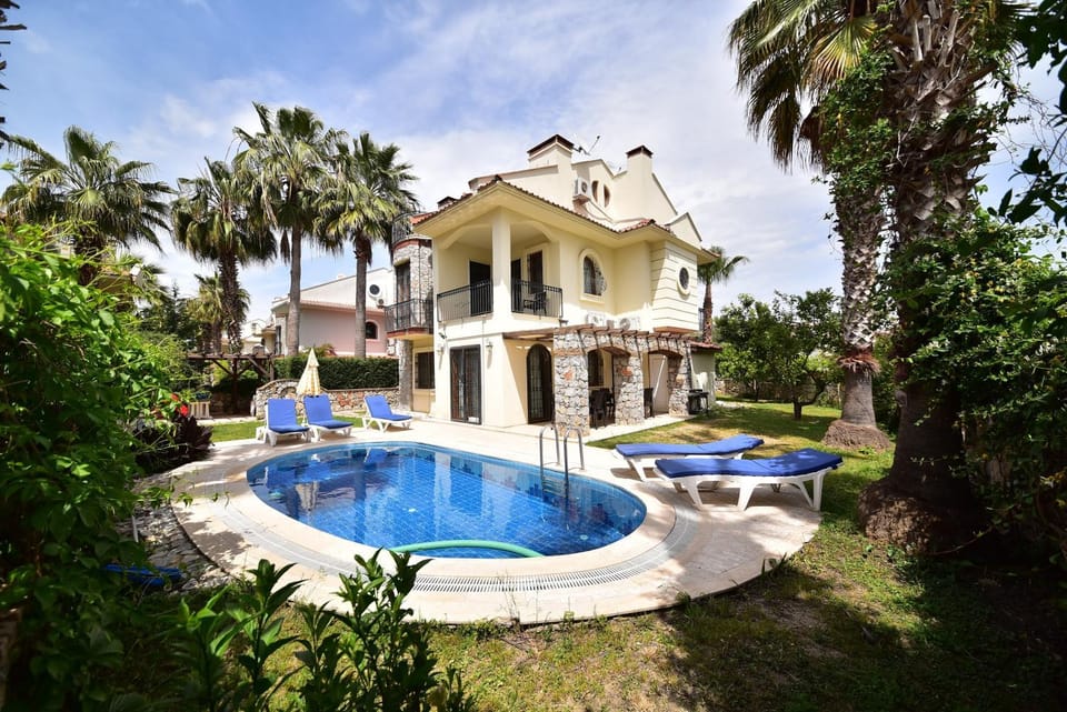 Property building, Day, Garden, Swimming pool