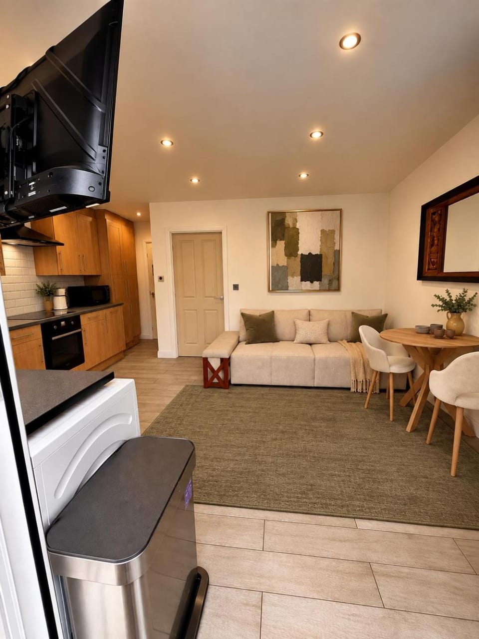 TV and multimedia, Kitchen or kitchenette, Living room, Seating area, Dining area, oven, stove