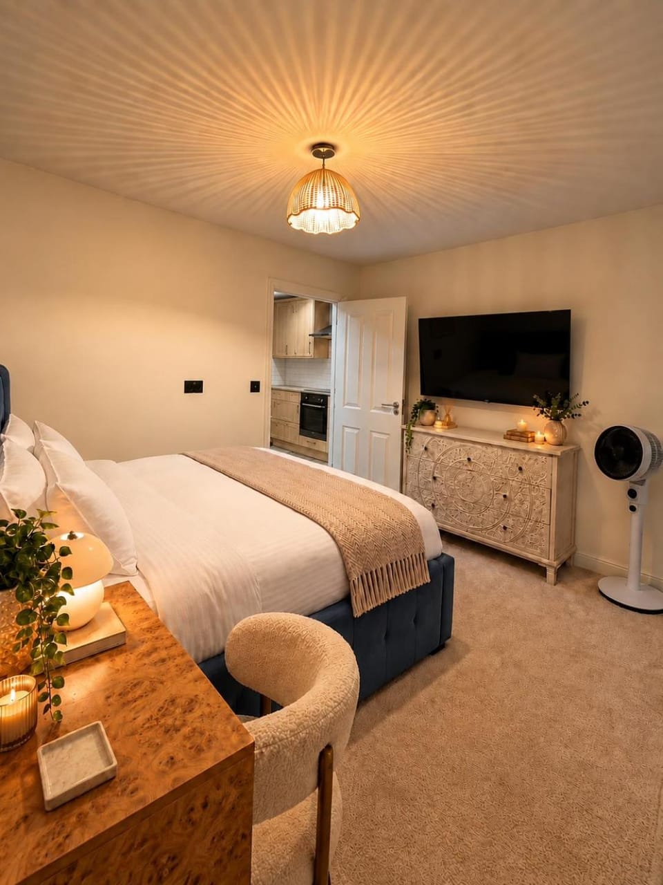 Bed, TV and multimedia, Photo of the whole room, Bedroom