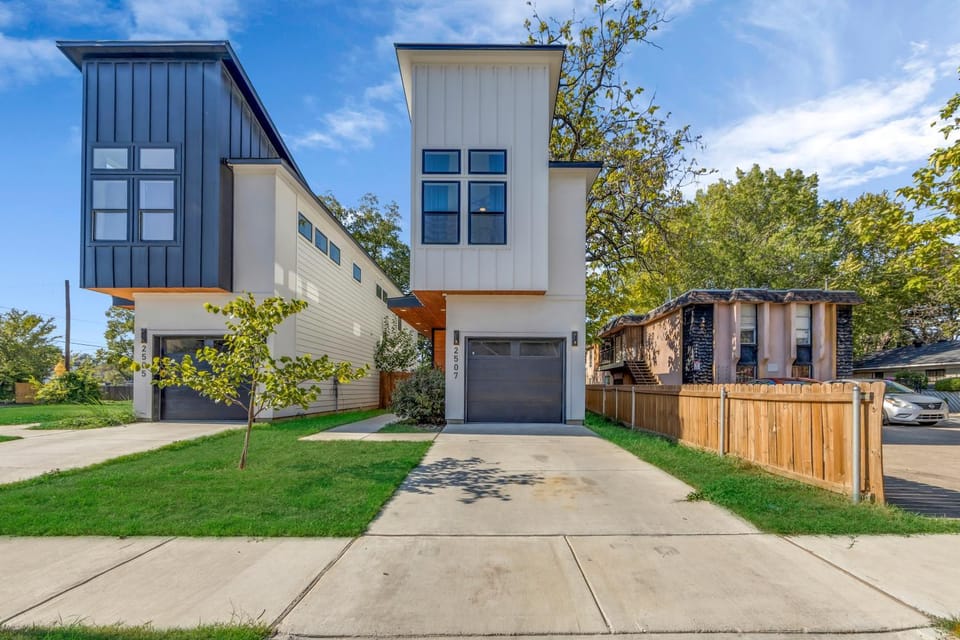 Property building, Facade/entrance, Garden, Quiet street view, Parking