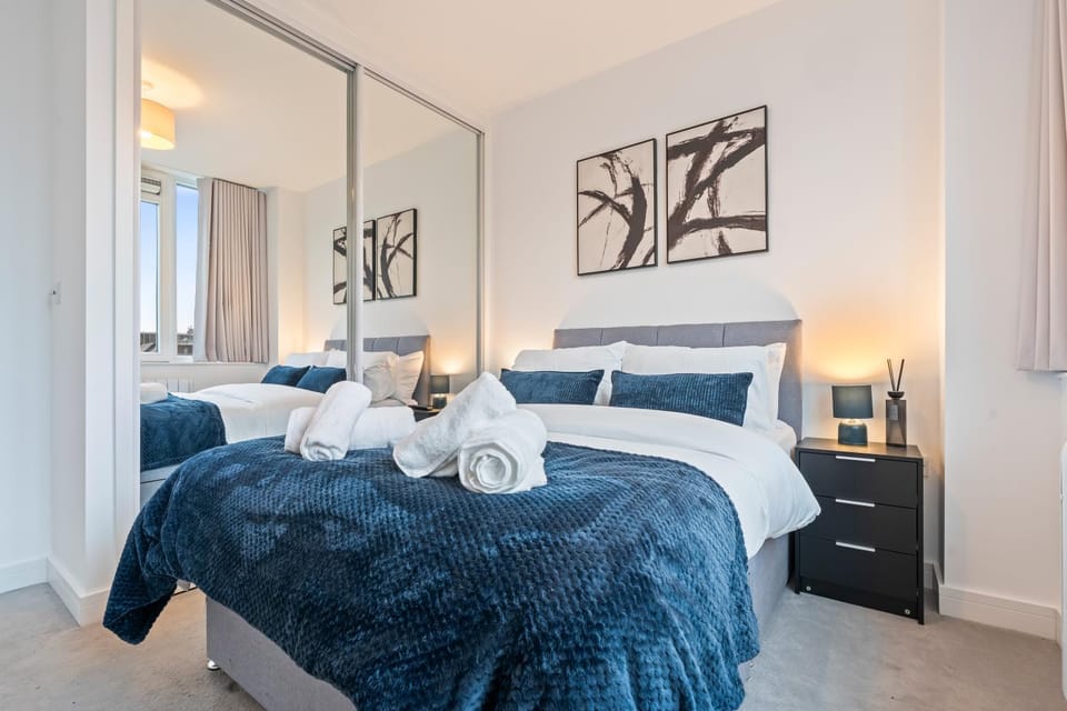 Bed, Photo of the whole room, Bedroom, towels