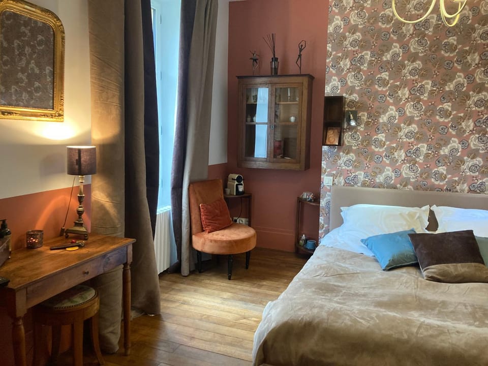 Bed, Seating area, Bedroom