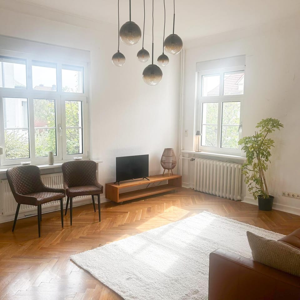 TV and multimedia, Living room, Photo of the whole room, Seating area, furniture, heating