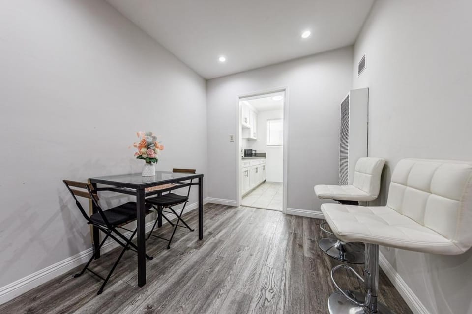 Beverly Hills 1BR Sleeps 4, Parking, Near Cedars Apartment in Beverly Hills