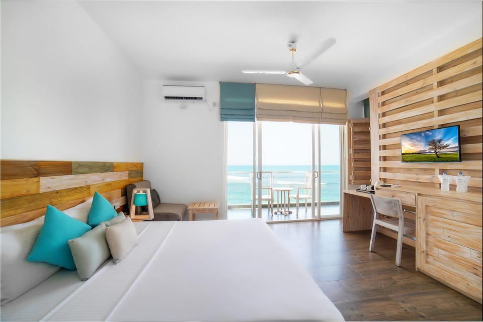 Photo of the whole room, Bedroom, Sea view, fireplace