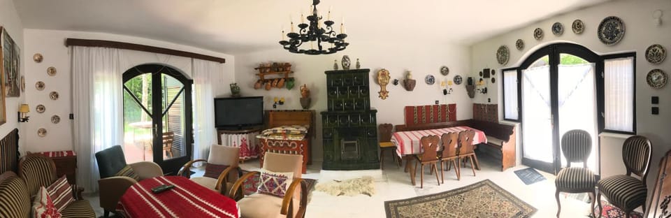 TV and multimedia, Balcony/Terrace, Living room, Seating area, Dining area, Garden view, Lake view
