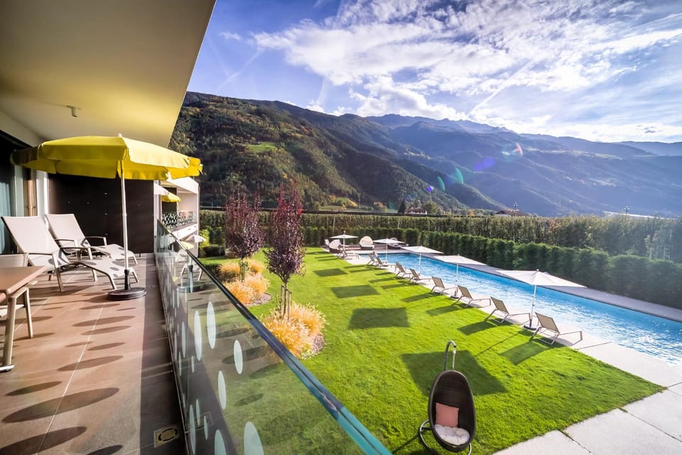 View (from property/room), Balcony/Terrace, sunbed