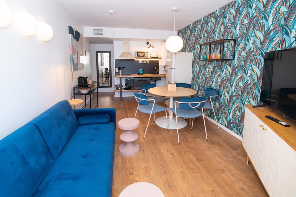 Kitchen or kitchenette, Living room, Seating area