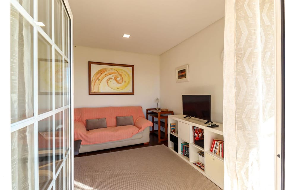 Communal lounge/ TV room, TV and multimedia, Living room, Seating area, Bedroom