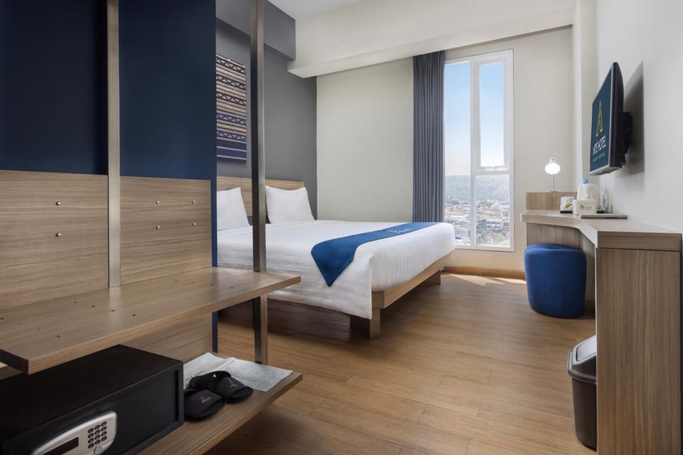 Bed, TV and multimedia, Bedroom