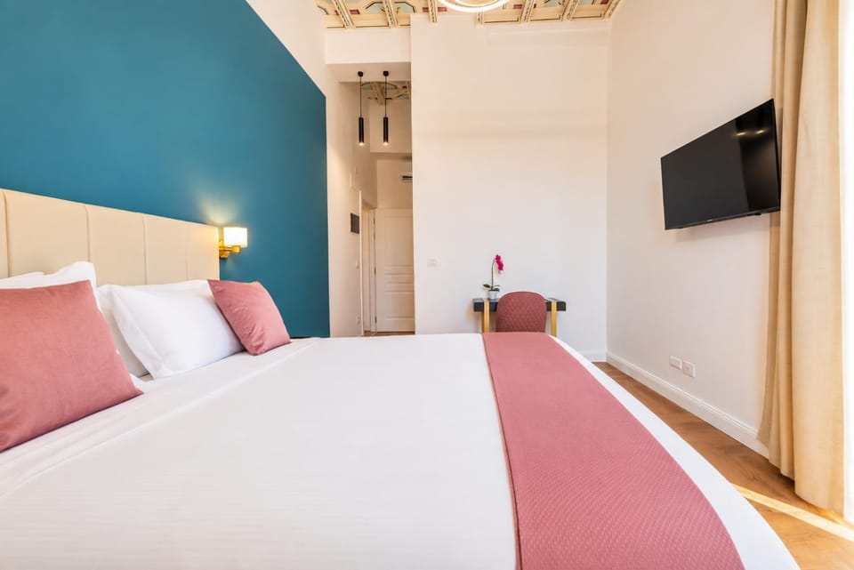 Bed, TV and multimedia, Photo of the whole room, Bedroom