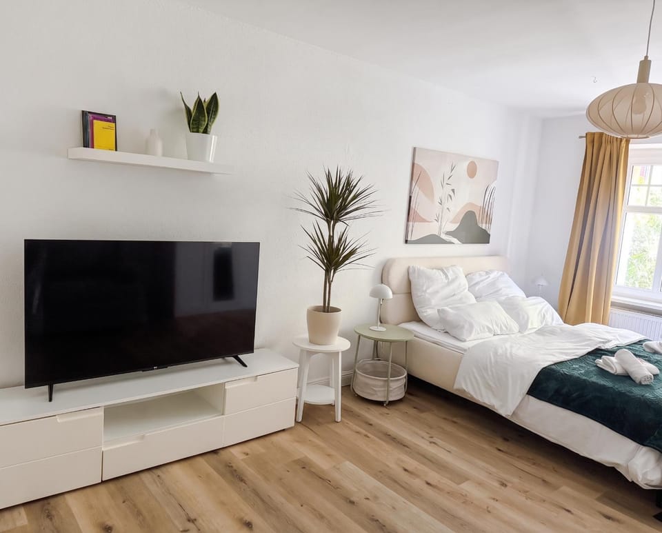 Bed, TV and multimedia, Living room, Photo of the whole room, Evening entertainment, Bedroom
