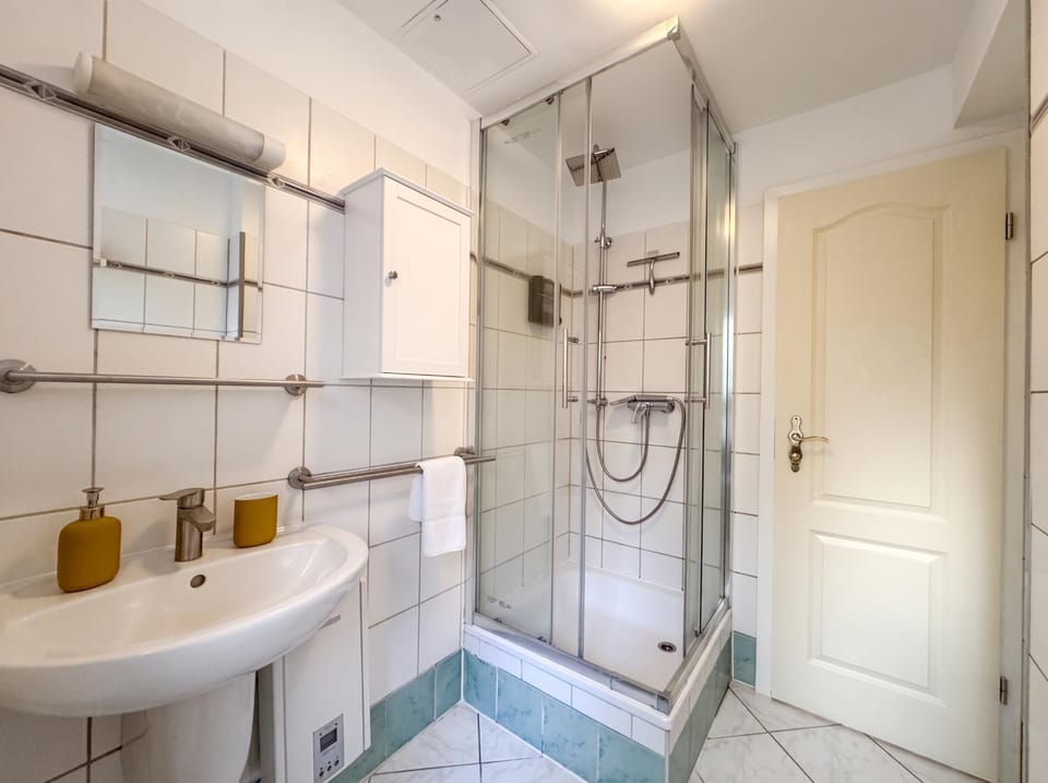 Shower, Bathroom, towels