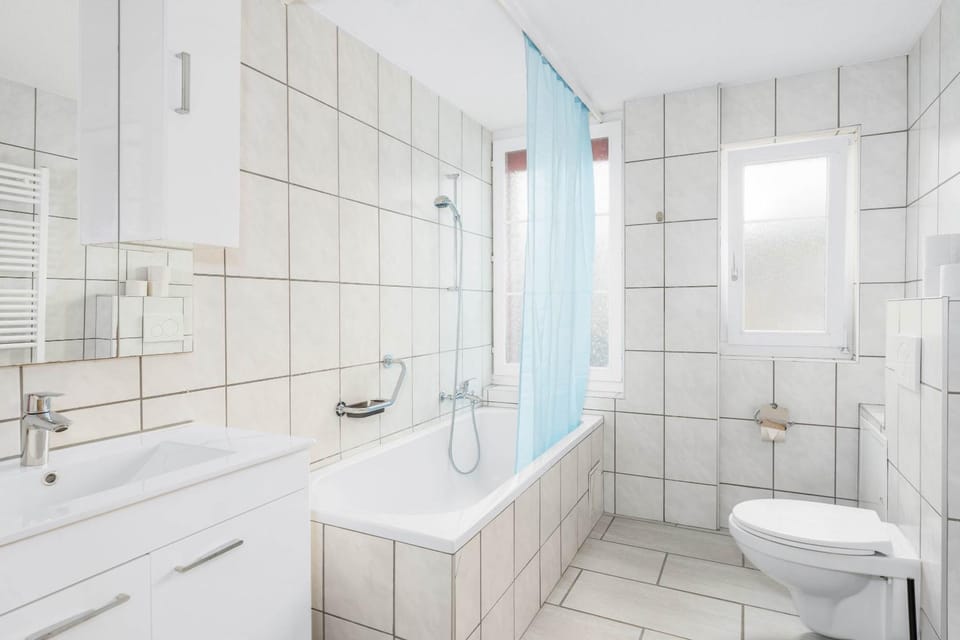 3BR Spiez Center Apt Parking & Balcony near Interlaken Apartment in Canton of Bern (Region)