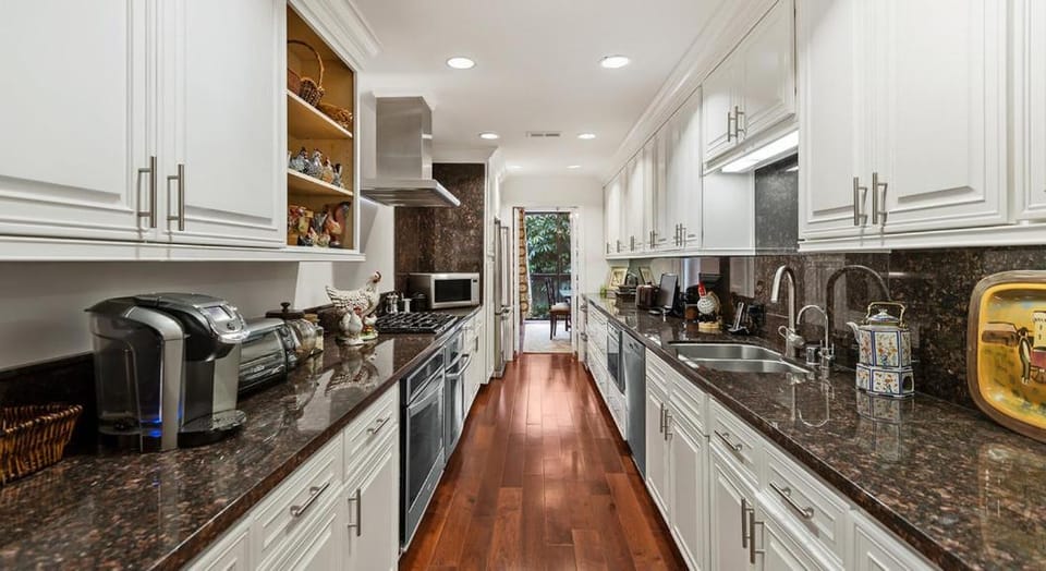 Elegant Two Bedroom Residence Near Rodeo Drive Apartment in Beverly Hills