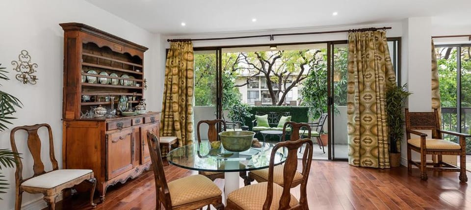 Elegant Two Bedroom Residence Near Rodeo Drive Apartment in Beverly Hills