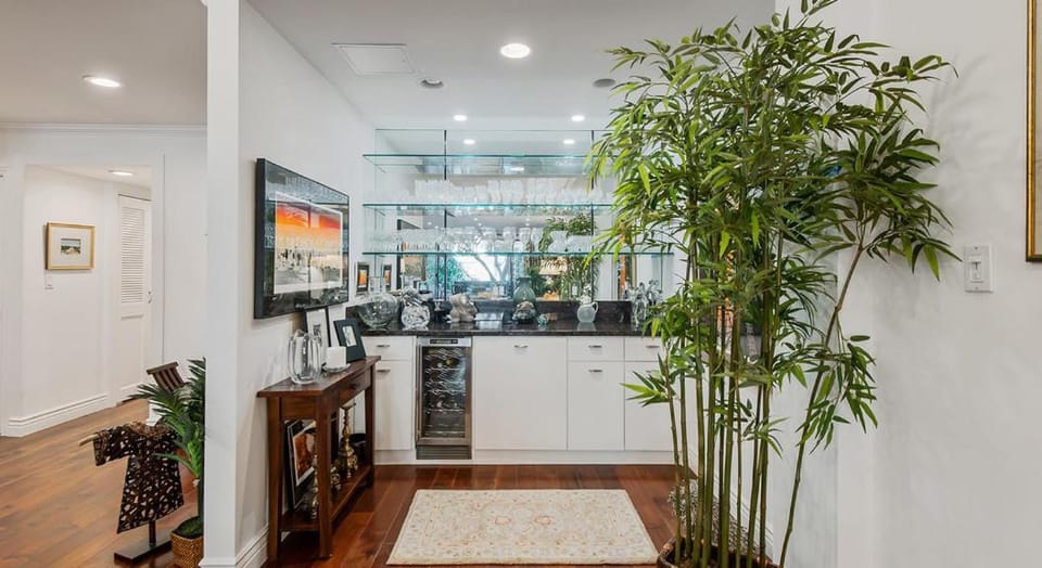 Elegant Two Bedroom Residence Near Rodeo Drive Apartment in Beverly Hills