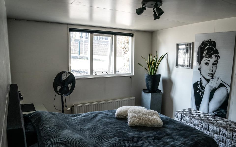 Bed, Animals, Bedroom, City view, City view, Landmark view, Area and facilities, Family, Family, Family