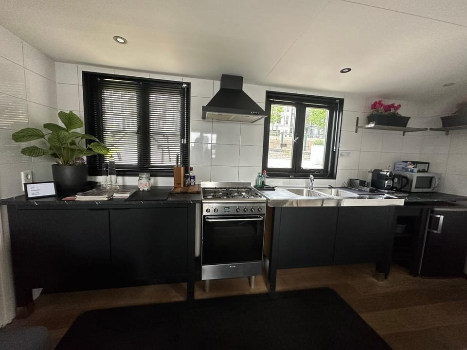Kitchen or kitchenette, minibar, pet friendly, toaster