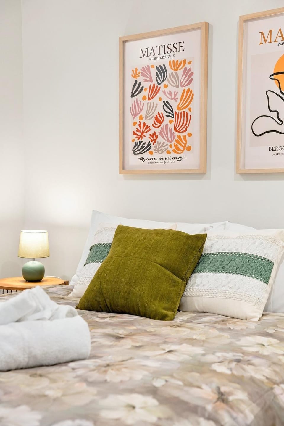 Bed, towels