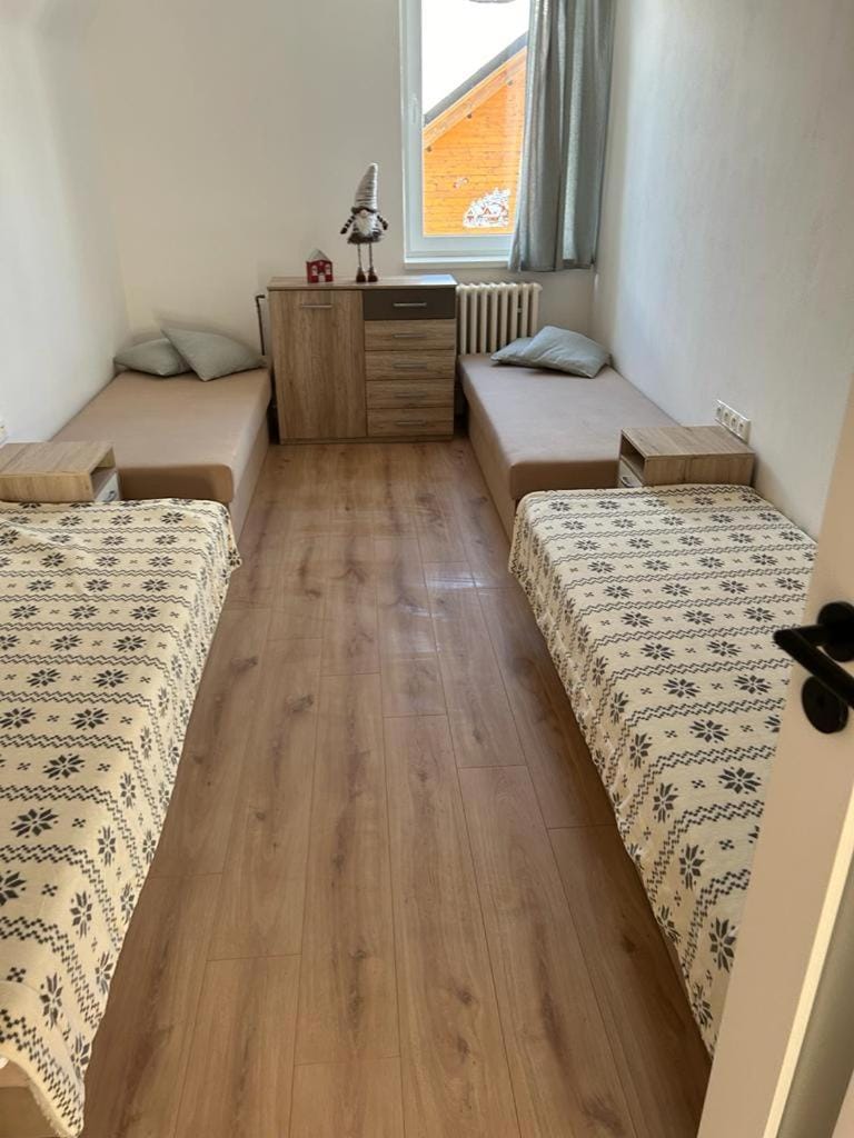 Bedroom, Mountain view