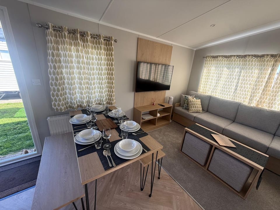 Communal lounge/ TV room, TV and multimedia, Living room, Seating area, Dining area